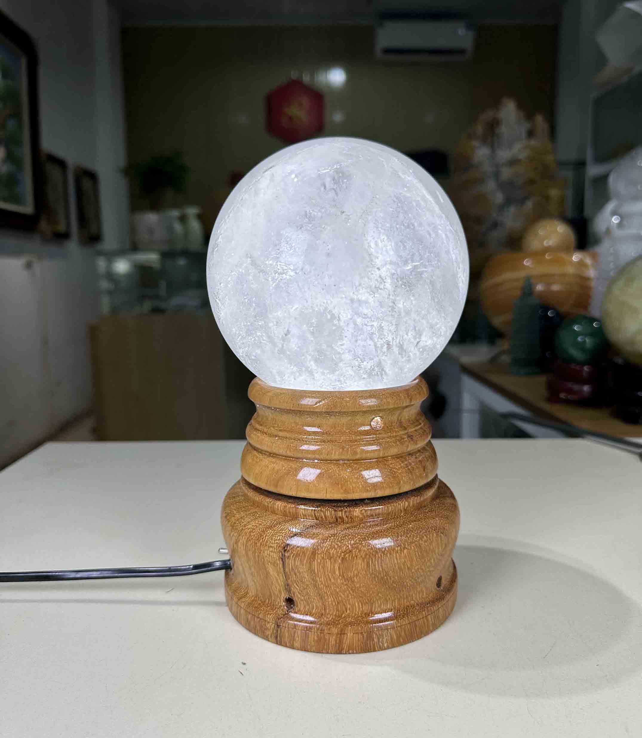 Quả Cầu Phong Thuỷ Đá Thạch Anh Trắng Tự Nhiên Loại Cao Cấp 3.1kg-13,1cm Kèm Đế Đèn