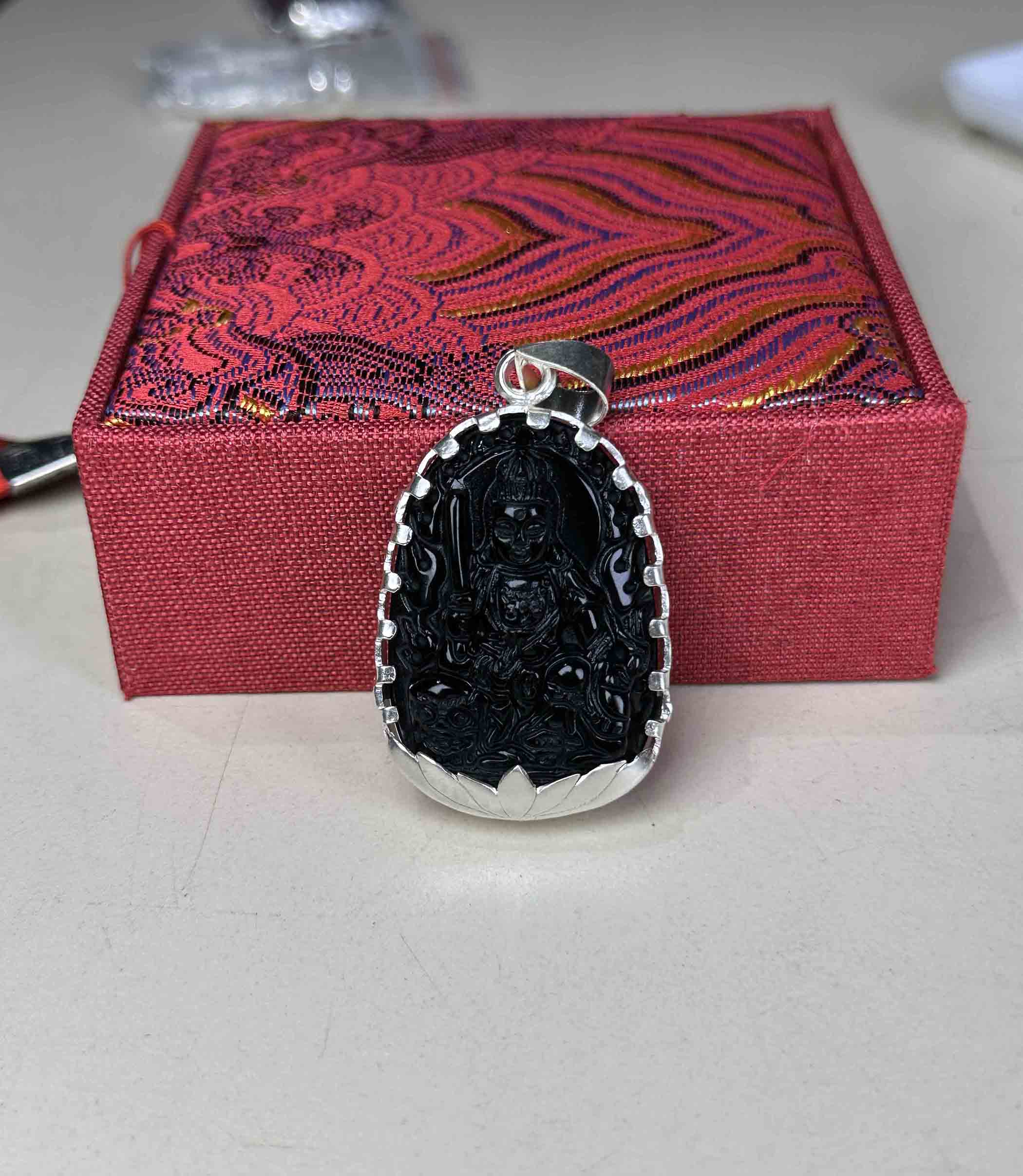 Mặt Dây Chuyền Văn Thù Bồ Tát Tuổi Mão Đá Obsidian Tự Nhiên Màu Đen Bọc Bạc Size Vừa