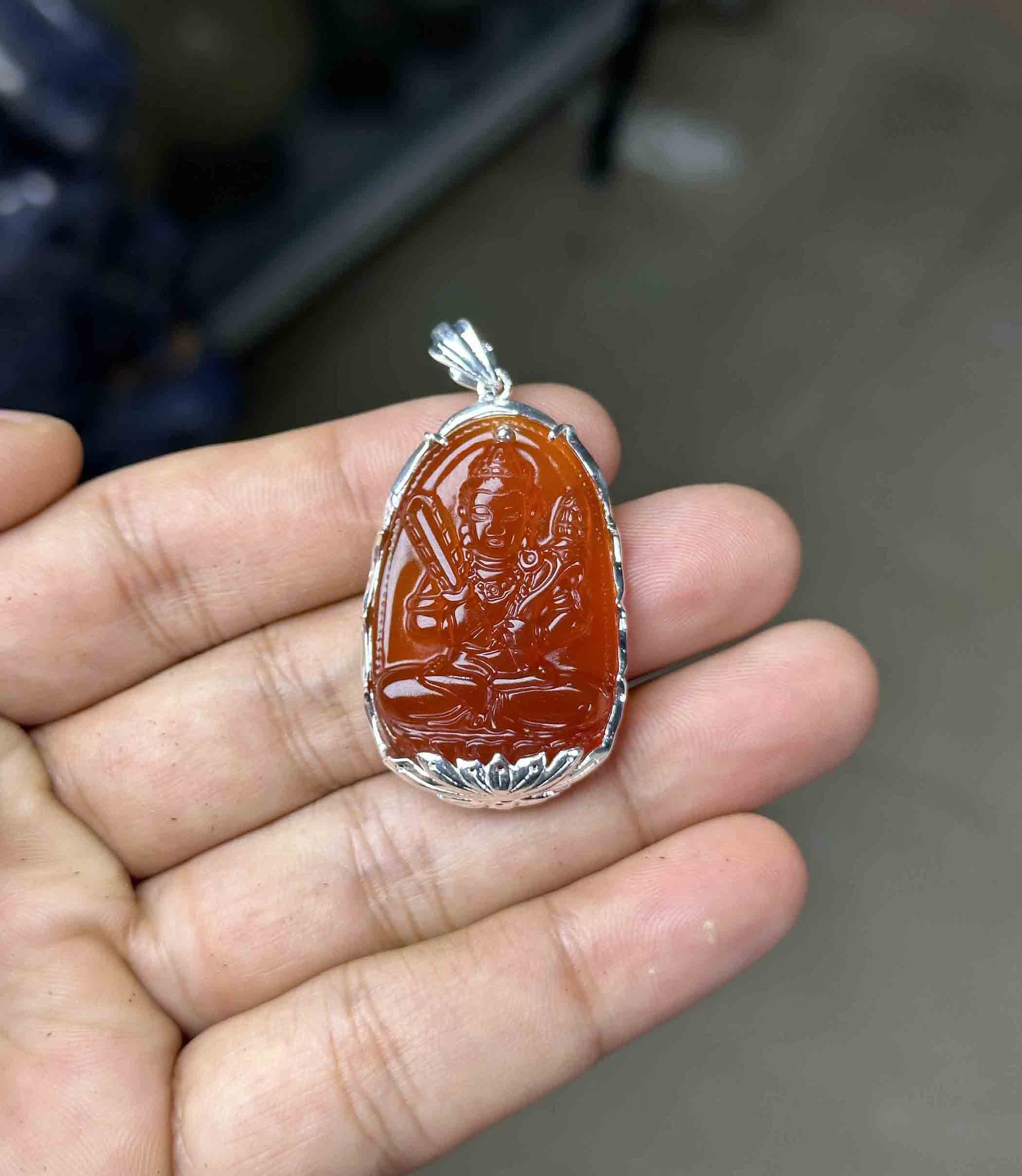 Mặt Dây Chuyền Hư Không Tạng Tuổi Sửu,Dần Đá Mã Não Đỏ Tự Nhiên Bọc Bạc Size Vừa