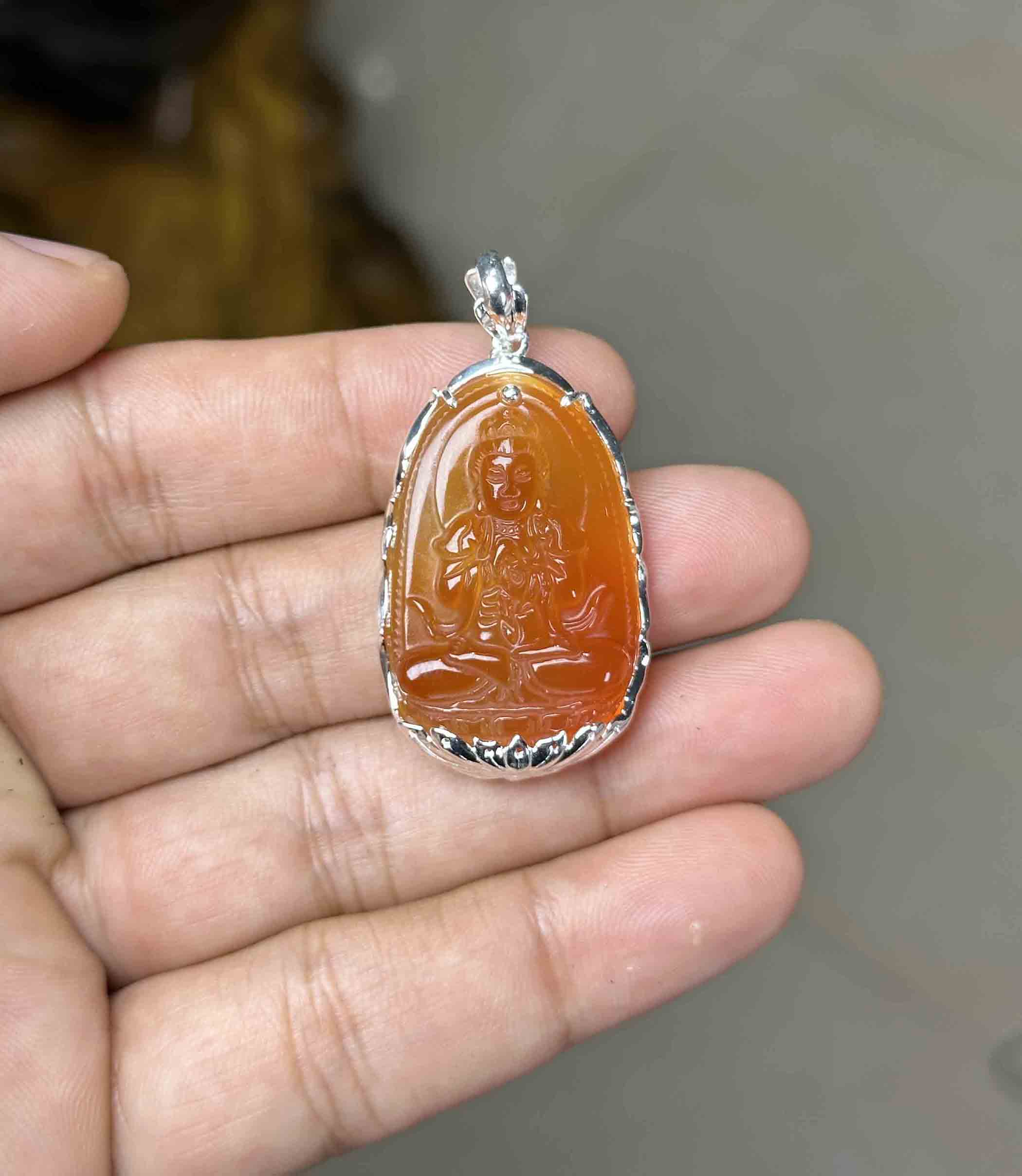 Mặt Dây Chuyền Như Lai Đại Nhật Tuổi Mùi, Thân Đá Mã Não Đỏ Tự Nhiên Bọc Bạc Size Vừa