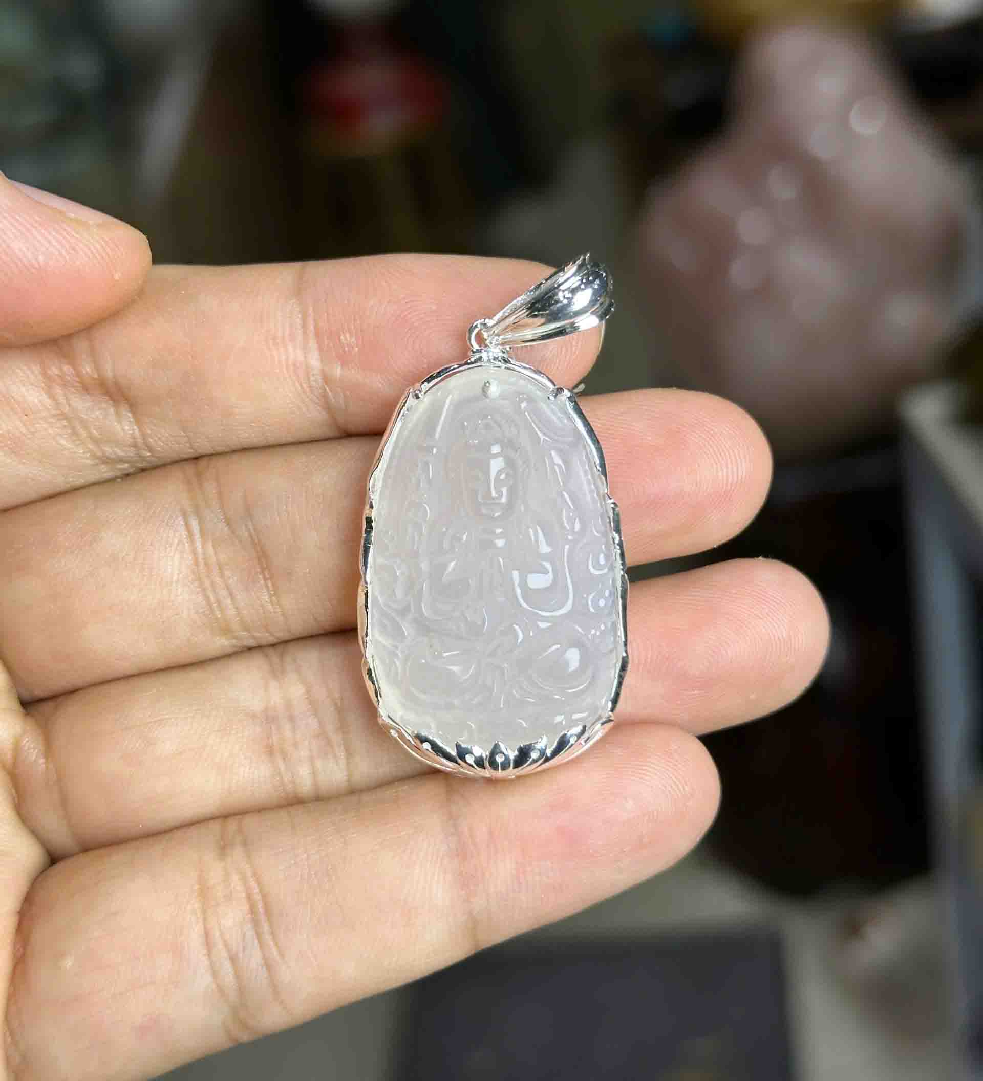 Mặt dây chuyền thiên thủ thiên nhãn tuổi tý đá mã não trắng tự nhiên bọc bạc
