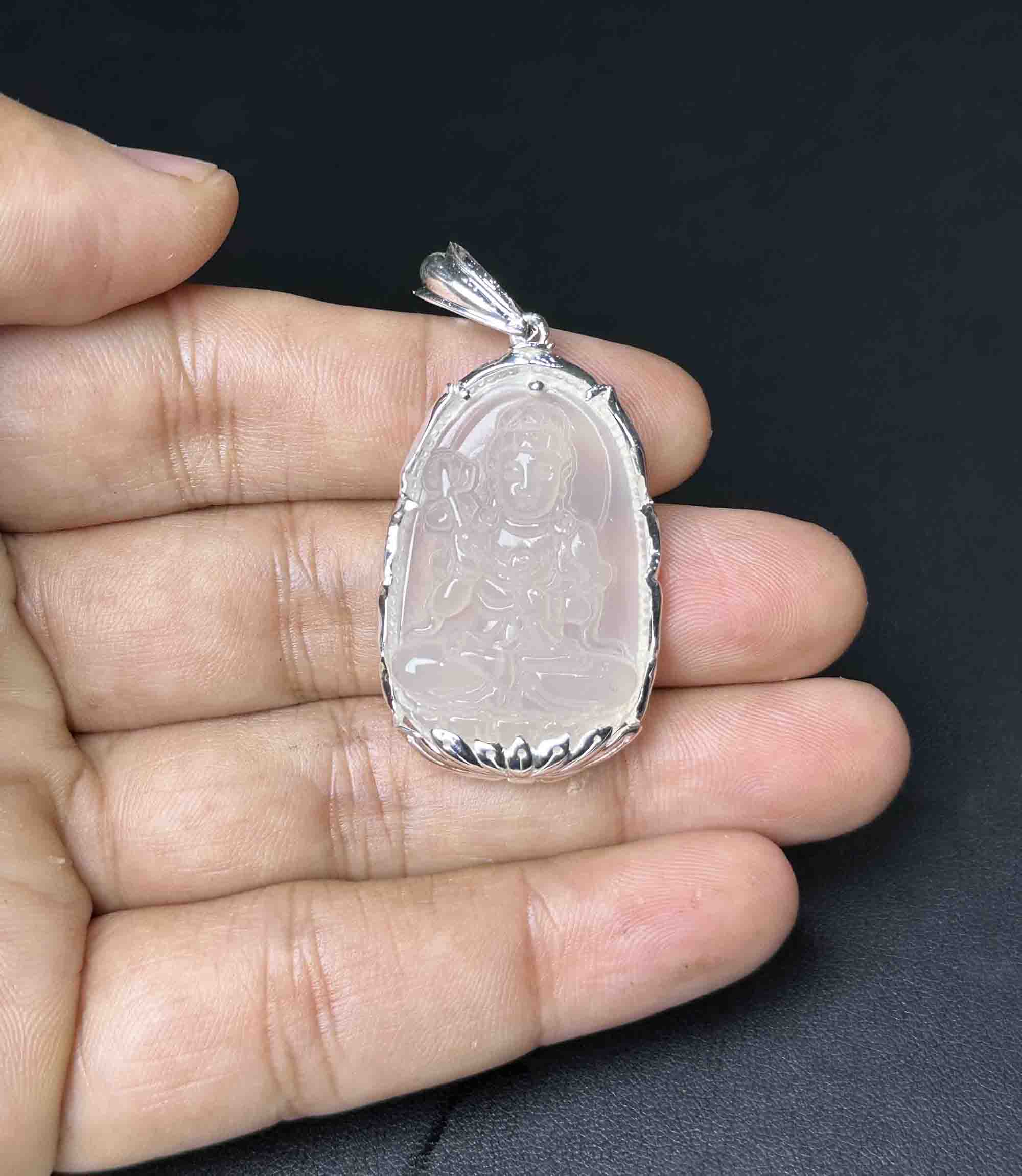 Mặt Dây Chuyền Đại Thế Chí Bản Mệnh Tuổi Ngọ Đá Mã Não Trắng Bọc Bạc Size Vừa