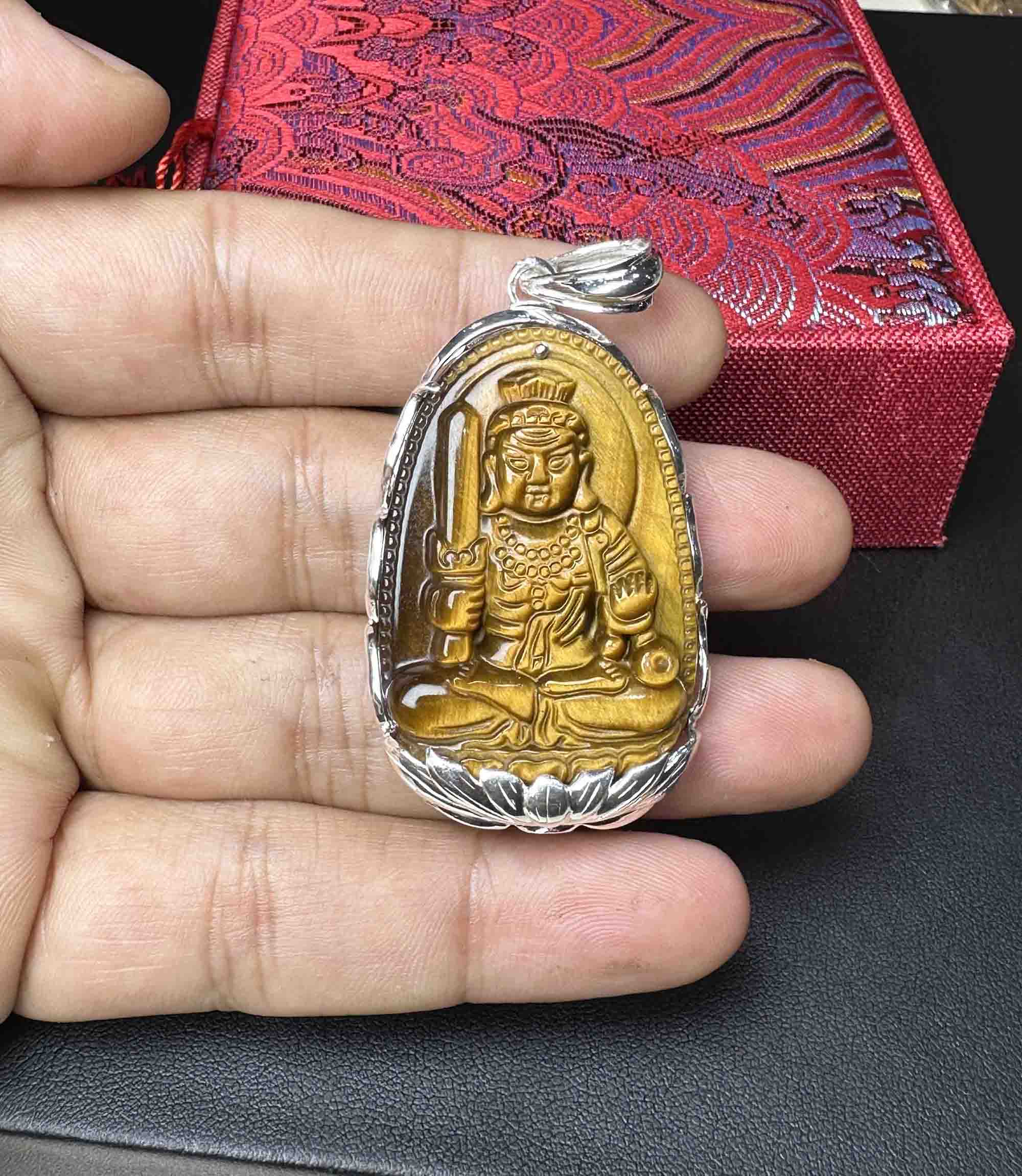 Mặt Dây Chuyền Bất Động Minh Vương Tuổi Dậu Đá Thạch Anh Mắt Hổ Tự Nhiên Bọc Bạc Size Lớn  