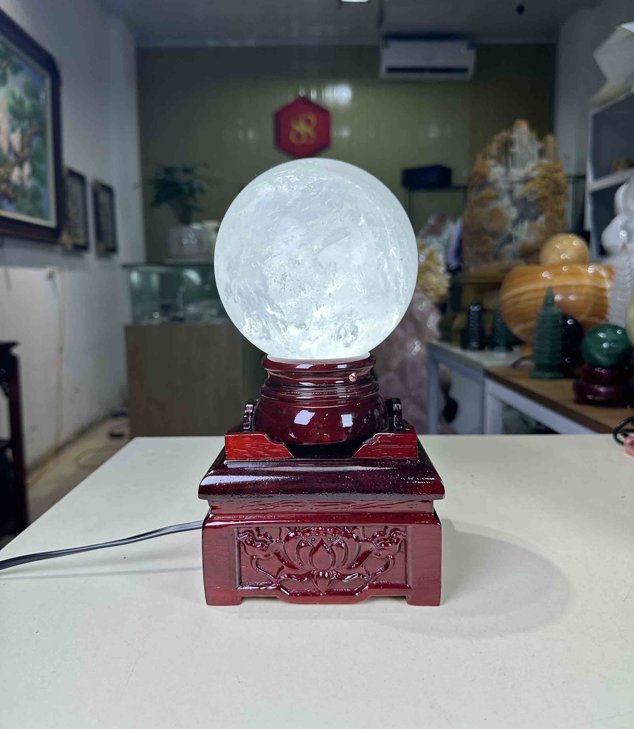 Quả Cầu Phong Thủy Đá Thạch Anh Trắng Tự Nhiên Loại Cao Cấp 2.52kg-12.2cm Tặng Đế Đèn