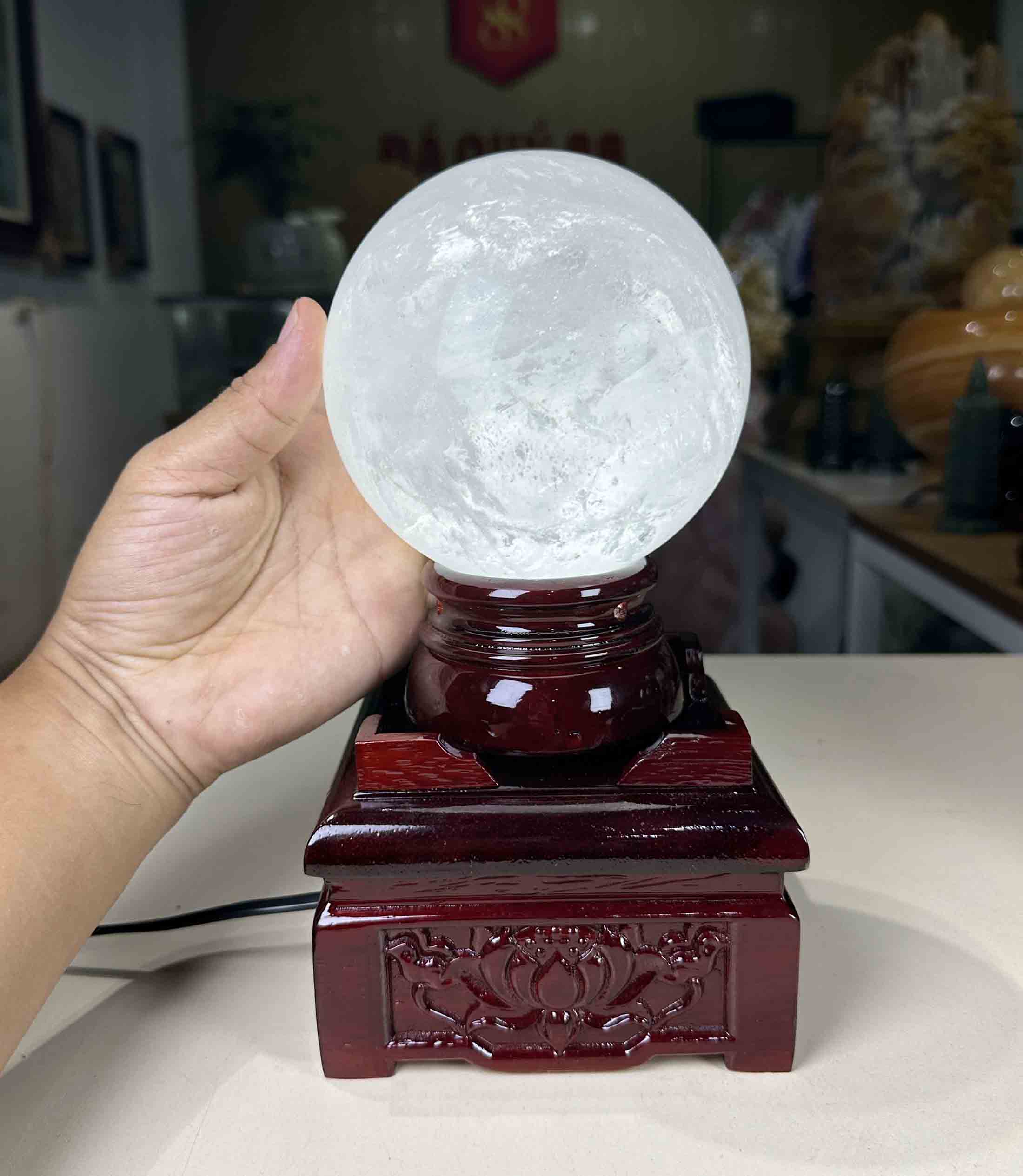 Quả Cầu Phong Thủy Đá Thạch Anh Trắng Tự Nhiên Loại Cao Cấp 2.52kg-12.2cm Tặng Đế Đèn
