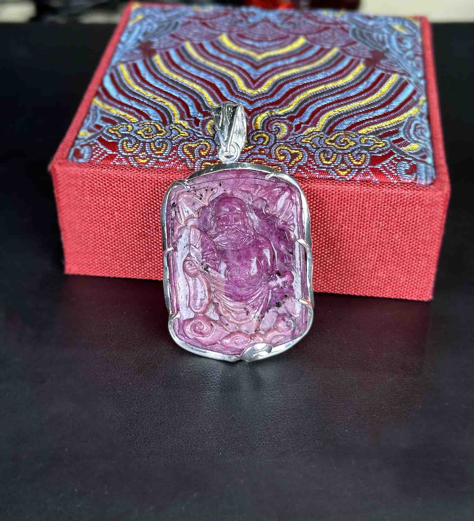 Mặt Dây Di Lặc Chân Quỳ Đá Ruby Tự Nhiên Bọc Bạc Ta 001 Đã Kiểm Định