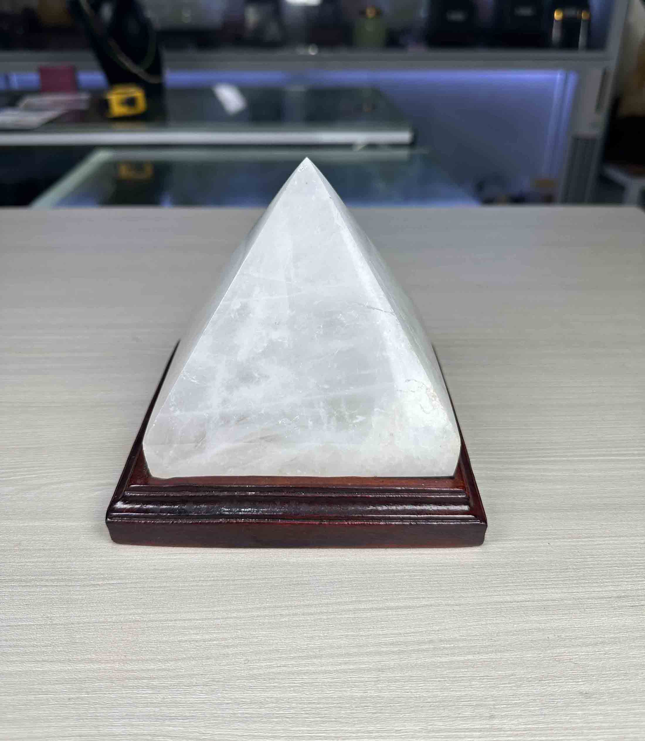 Kim Tự Tháp Đá Thạch Anh Trắng Tự Nhiên Loại Đẹp Kèm Đế Gỗ 12.5cm x11.5cm