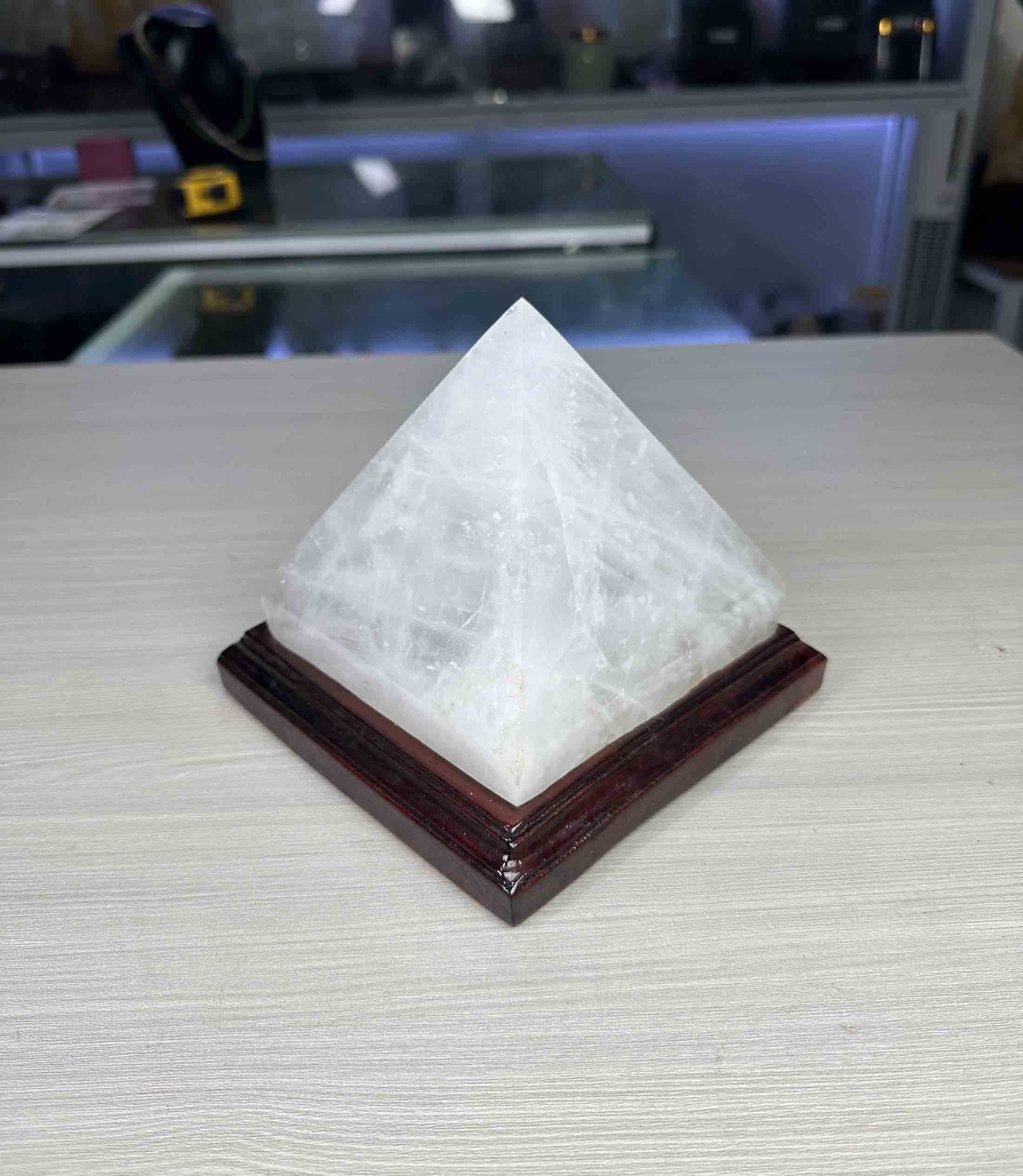Kim Tự Tháp Đá Thạch Anh Trắng Tự Nhiên Loại Đẹp Kèm Đế Gỗ 12.5cm x11.5cm