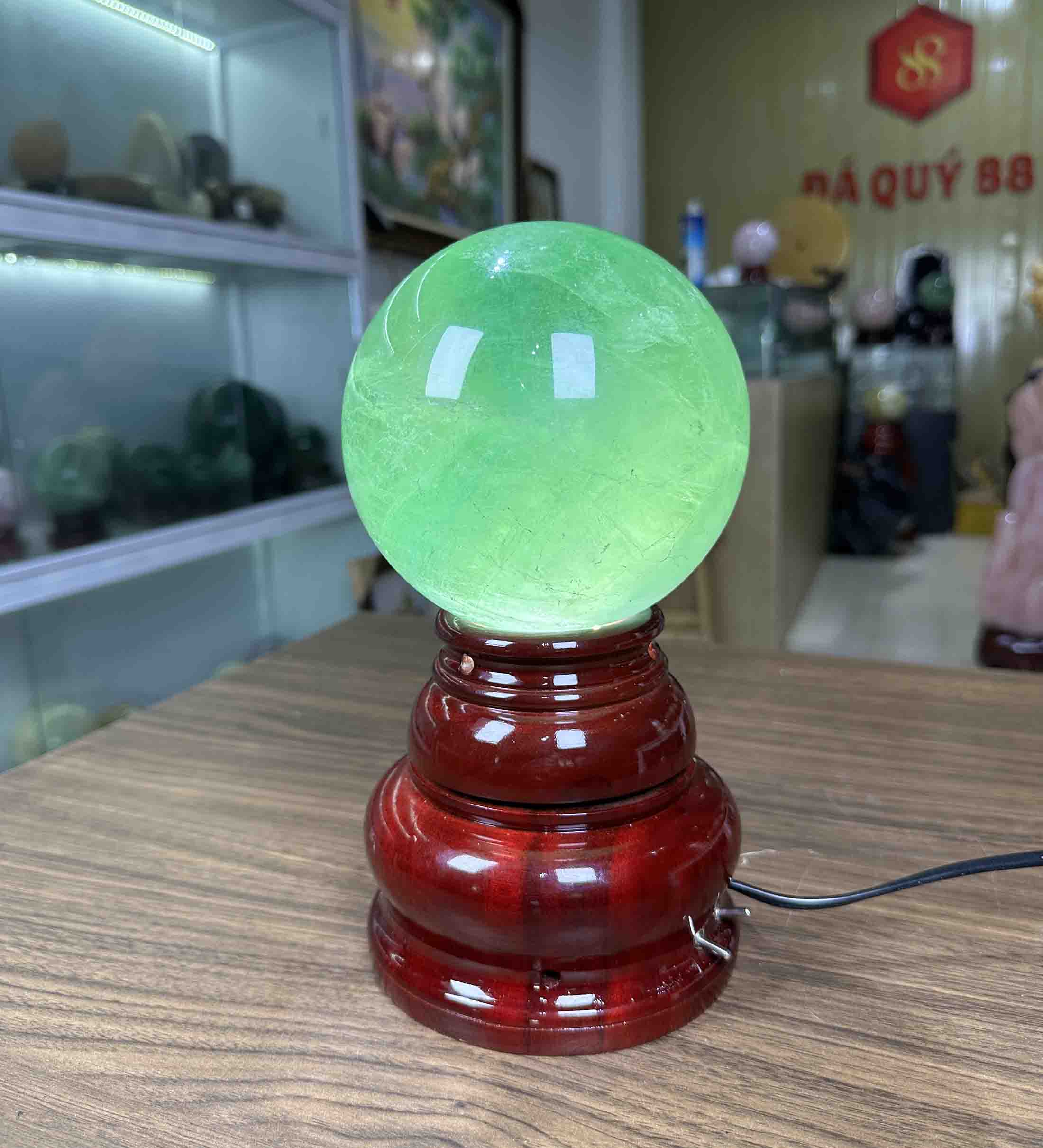 Quả Cầu Phong Thủy Đá Fluorite Tự Nhiên Xanh Ngọc Loại Vip 3,36kg-12,6cm Tặng Đế Đèn