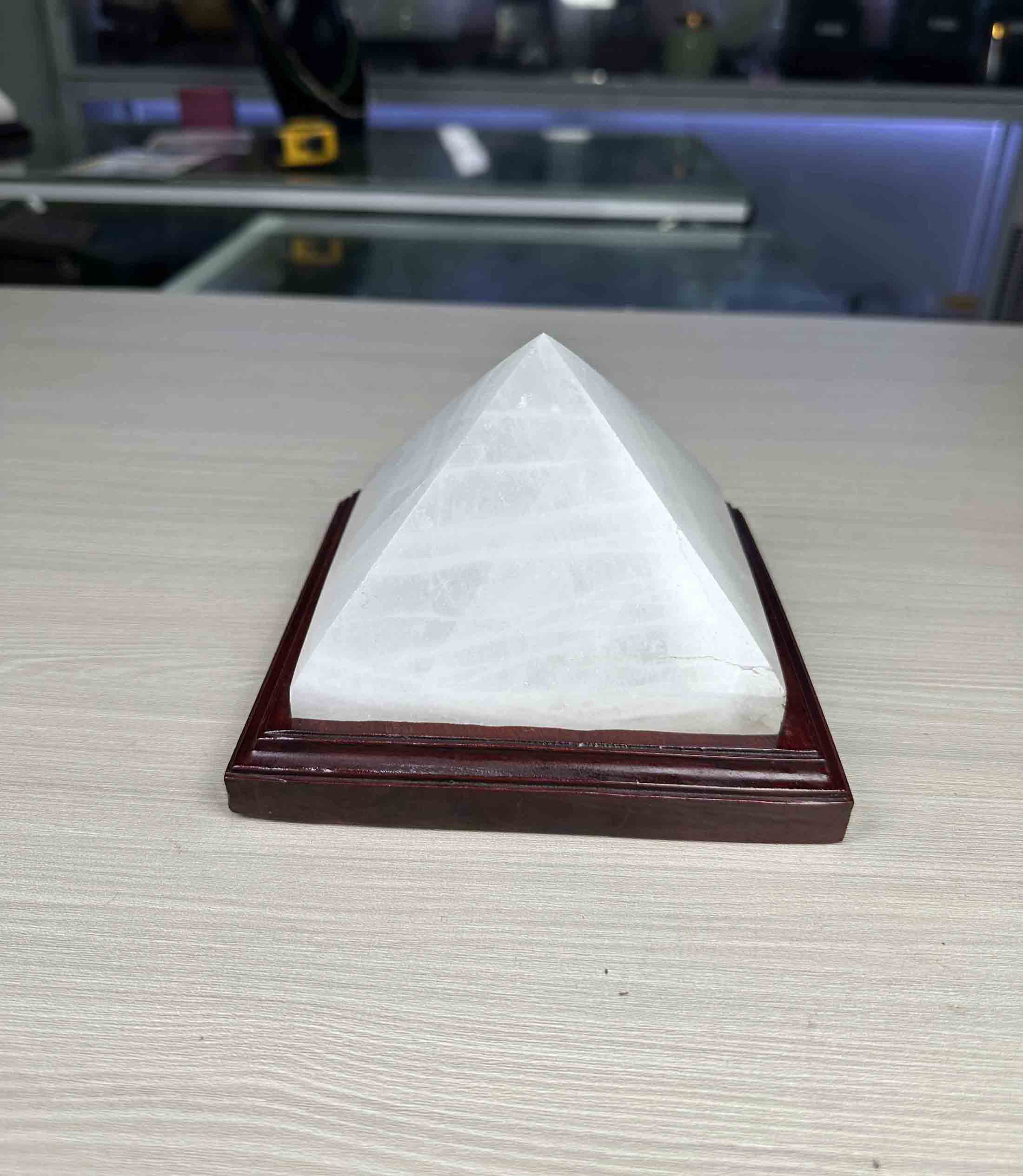 Kim Tự Tháp Đá Thạch Anh Trắng Tự Nhiên Chất Đá Đẹp Đế Gỗ 11,5cm x 10.5cm