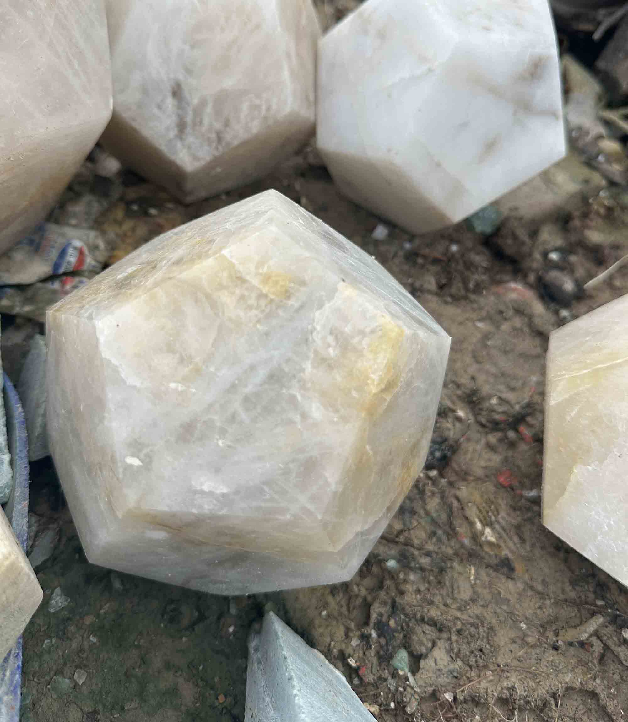 Đa Giác Đá Thạch Anh Tự Nhiên Loại Phong Thuỷ Chôn Đất