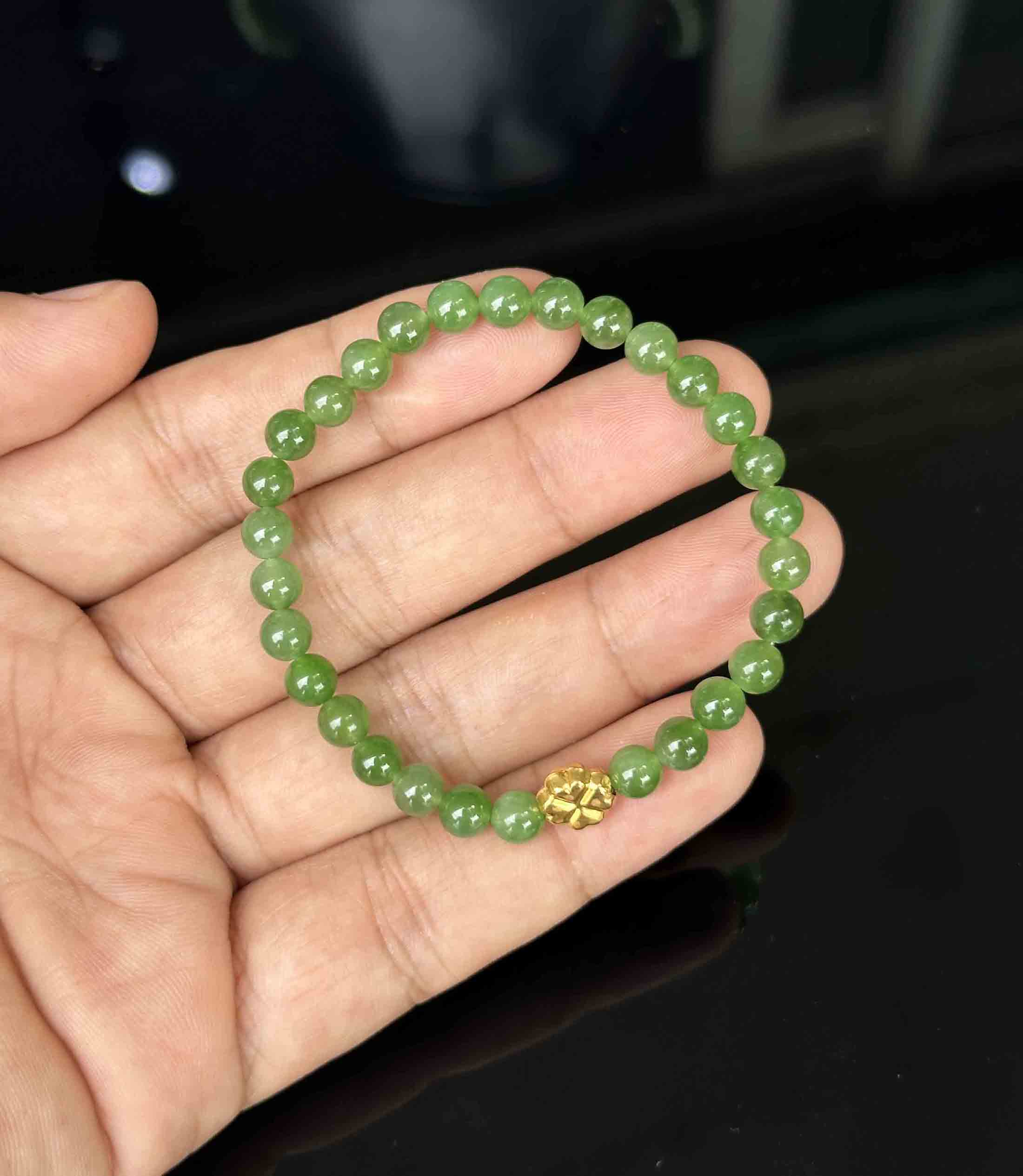 Vòng Tay Đá Ngọc Bích Tự Nhiên Xanh Lá Loại Vip 6mm Mix Vàng 10k – Bình An & May Mắn