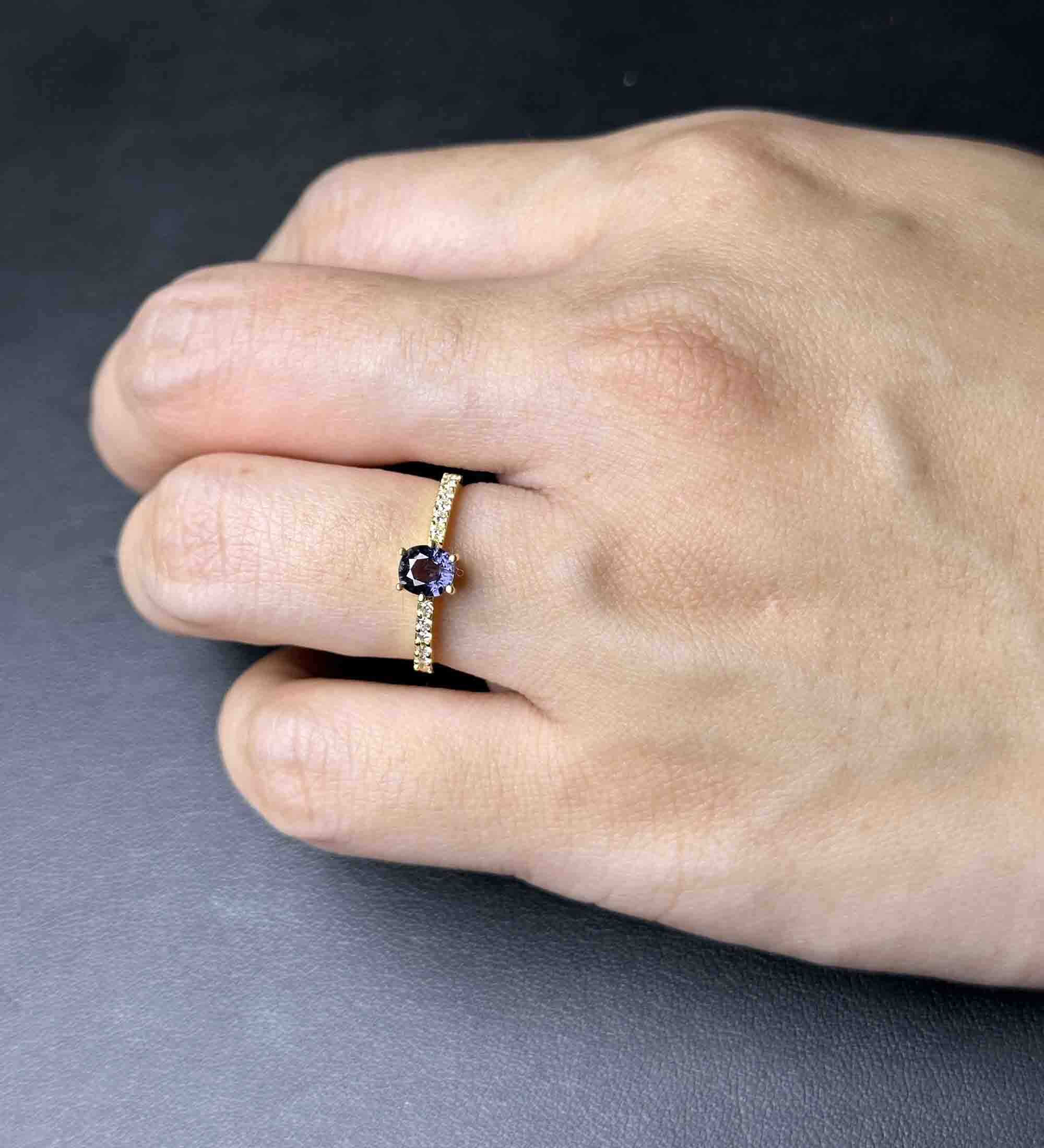 Nhẫn Nữ Đá Spinel Thiên Nhiên Cắt Giác Màu Xanh Đậu Biếc Bọc Vàng 10k