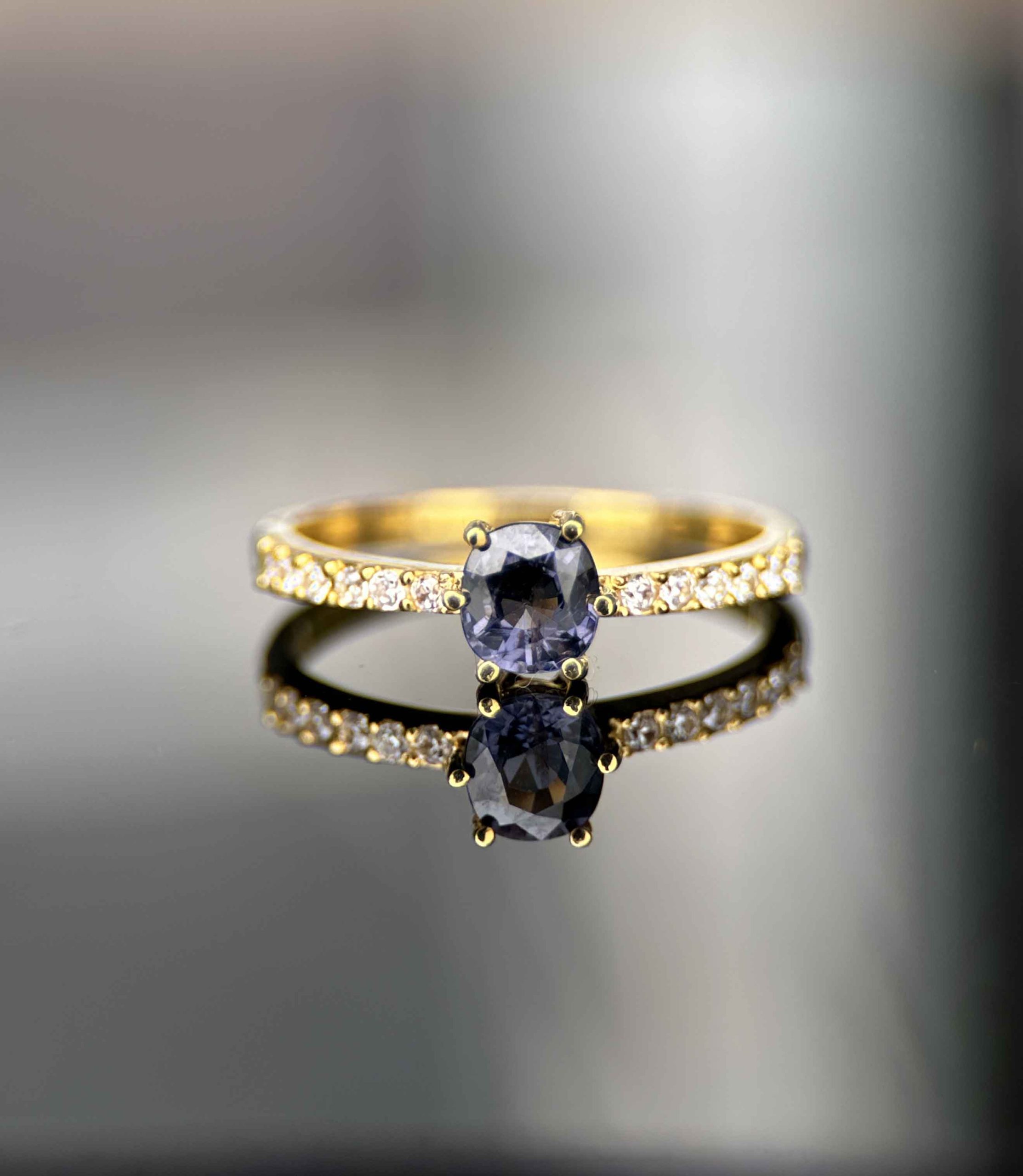 Nhẫn Nữ Đá Spinel Thiên Nhiên Cắt Giác Màu Xanh Đậu Biếc Bọc Vàng 10k
