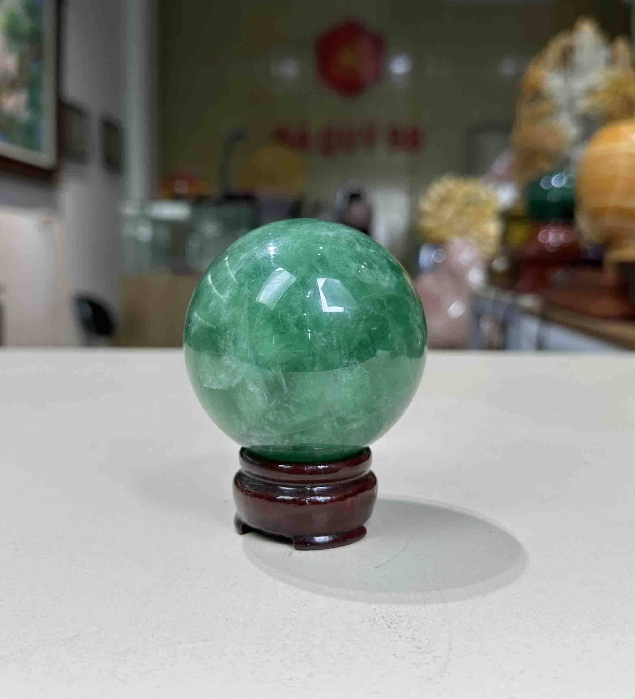 Quả Cầu Phong Thủy Đá Fluorite Tự Nhiên Nguyên Khối Xanh Ngọc Đẹp Size 6,8cm
