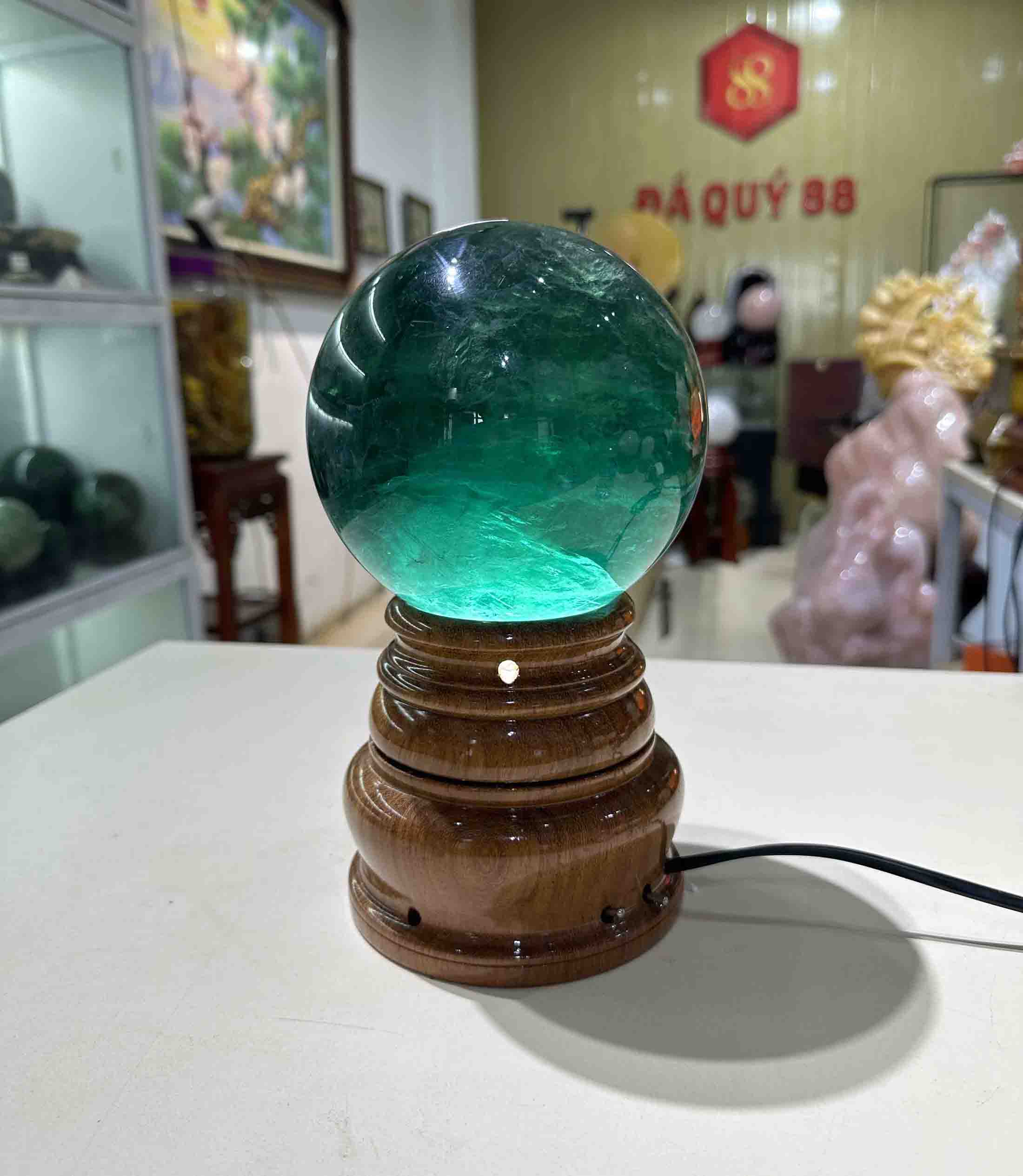 Quả Cầu Phong Thủy Đá Fluorite Tự Nhiên Xanh Lục Loại Đẹp 3.8kg-13.3cm Kèm Đế Đèn Xoay