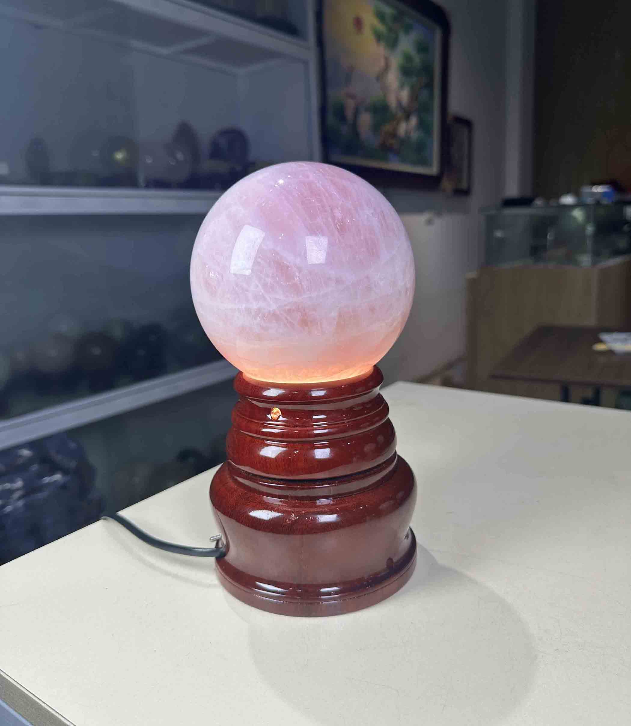 Quả Cầu Phong Thuỷ Đá Thạch Anh Hồng Tự Nhiên Loại Đẹp Tặng Kèm Đế Đèn 12.4cm Đã Kiểm Định