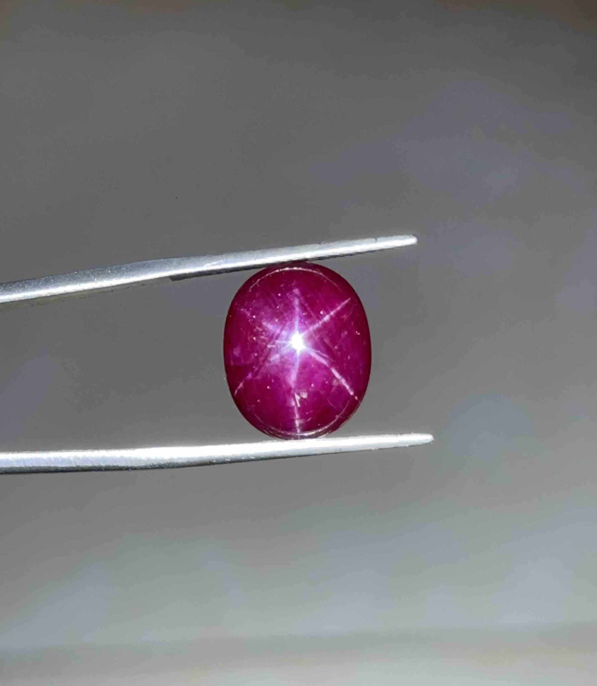 Viên Đá Ruby Sao Tự Nhiên Yên Bái Sao Ánh Hồng Mài Sống Đỏ Đậm 11,75ct