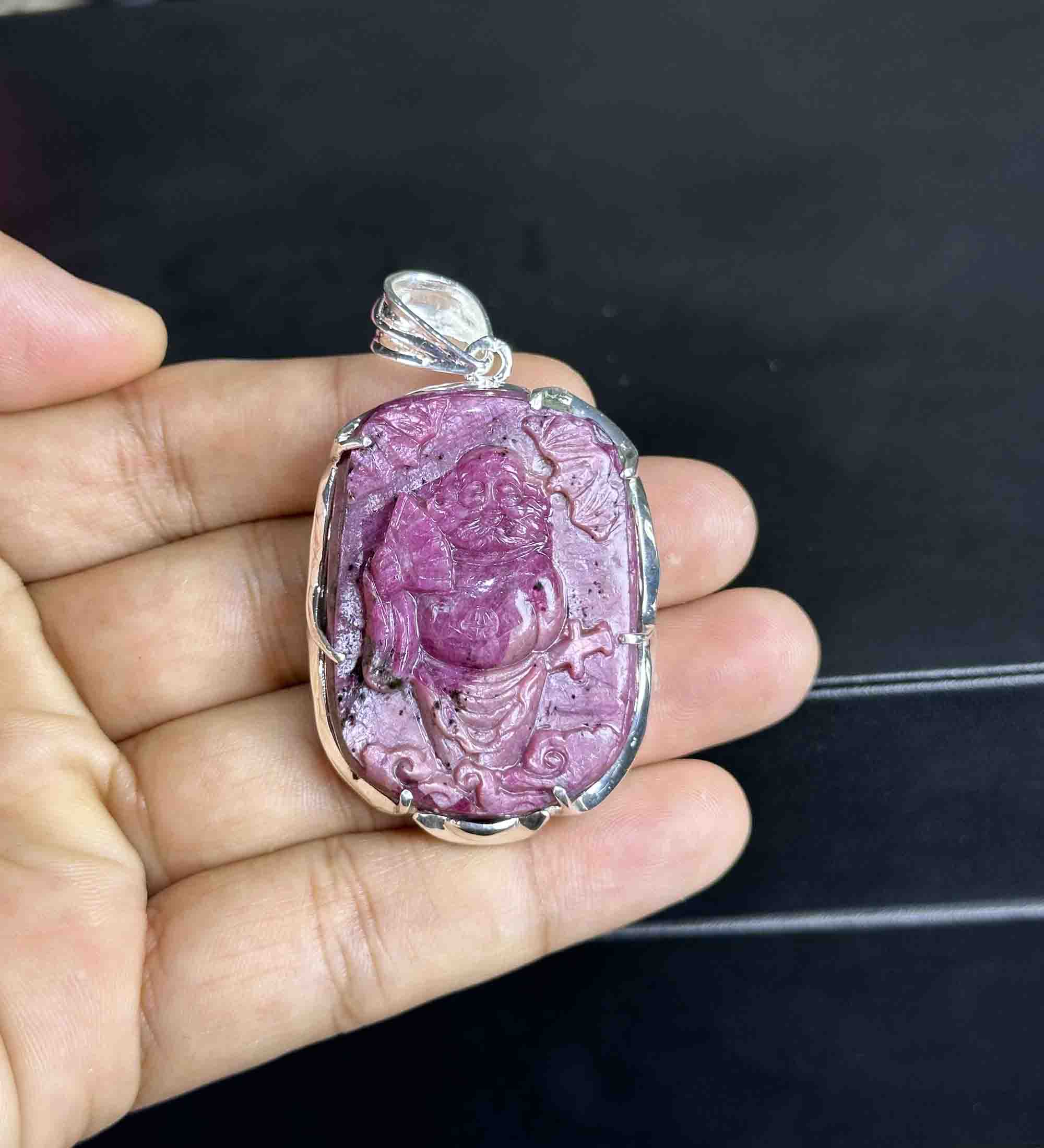 Mặt Dây Di Lặc Chân Quỳ Đá Ruby Tự Nhiên Bọc Bạc Ta 002 Đã Kiểm Định