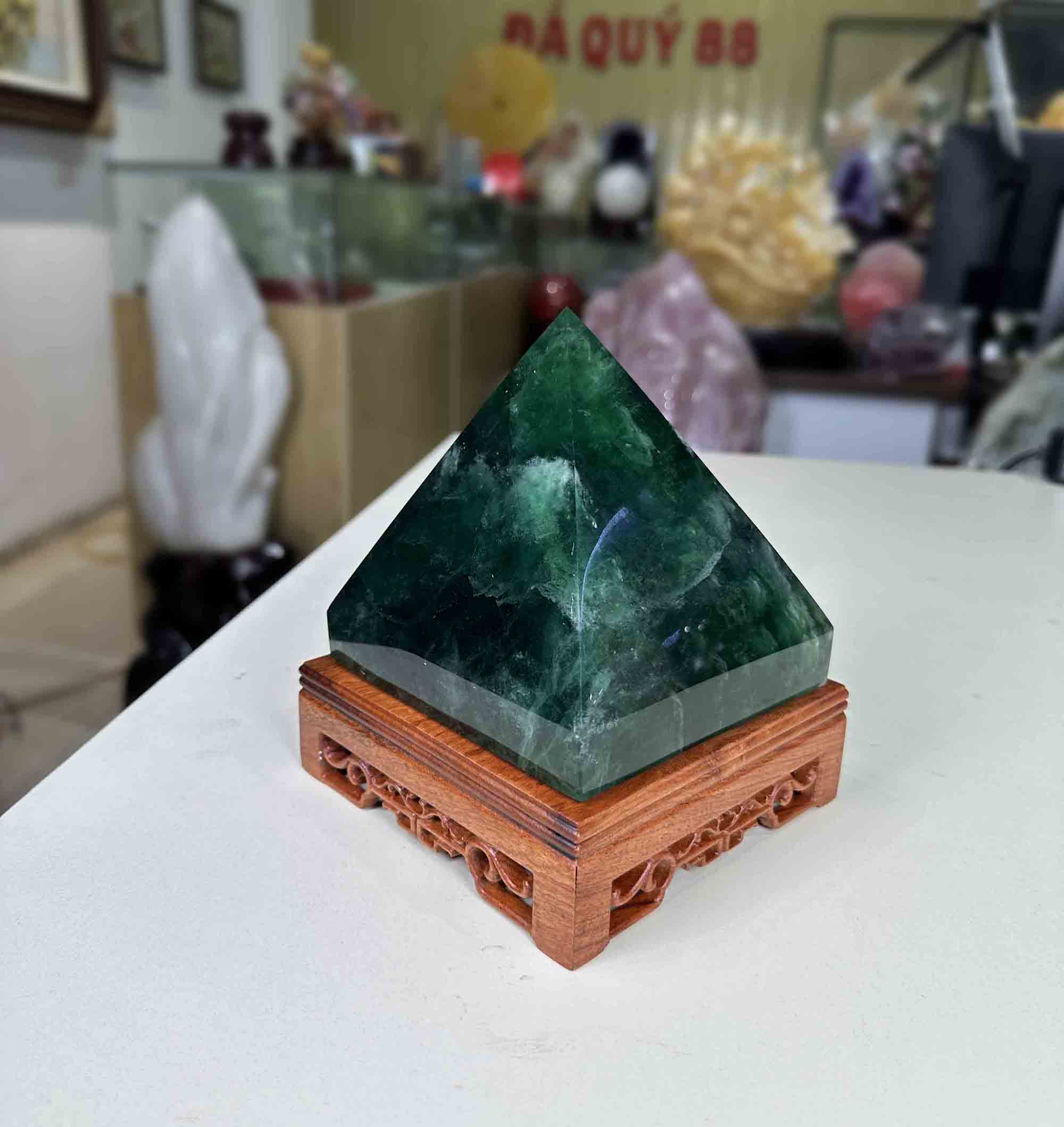 Kim Tự Tháp Đá Tự Nhiên Màu Xanh Ngọc Đá Fluorite Loại Đẹp 2.96kg-12.5cm