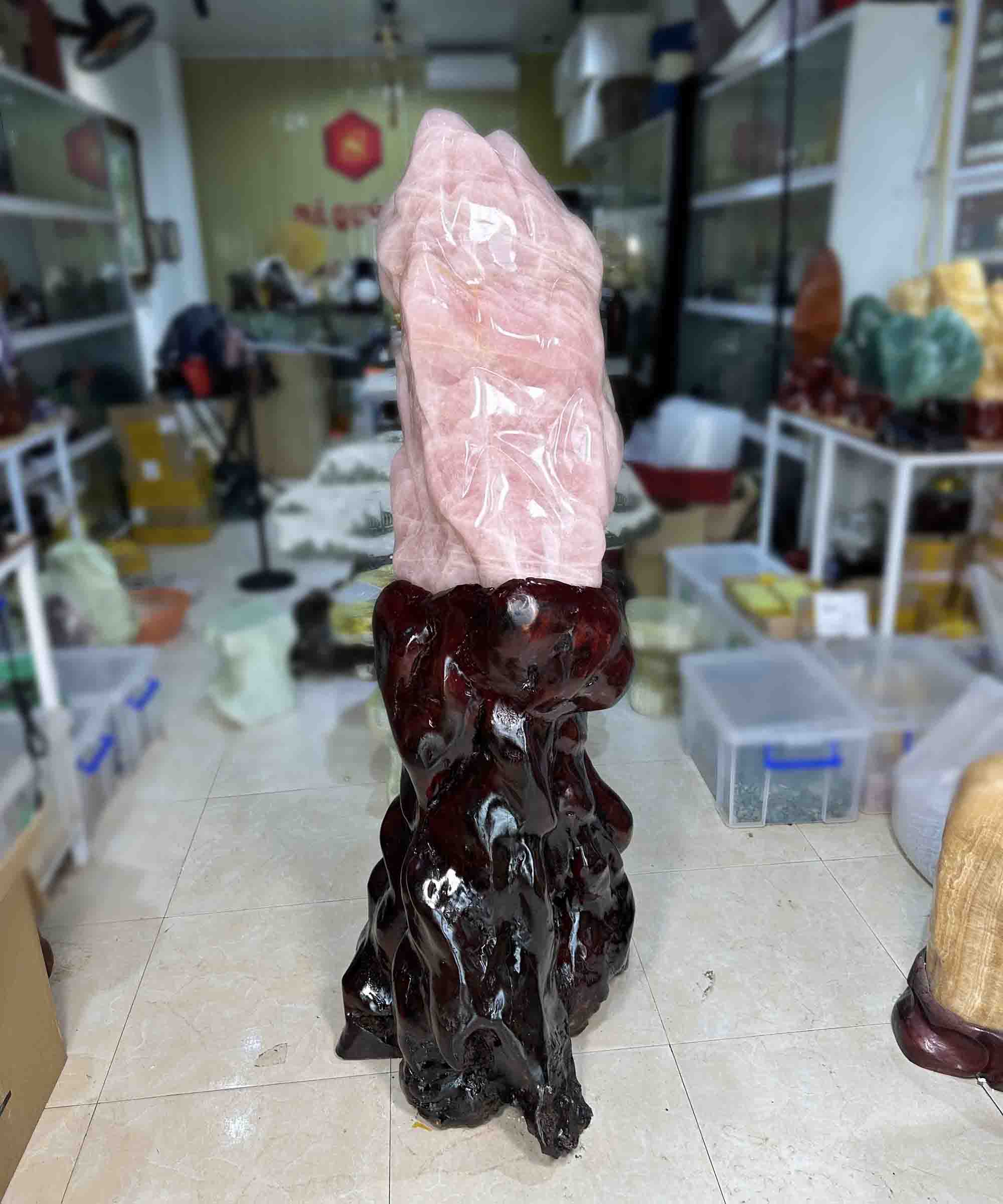 Viên Đá Thạch Anh Hồng Tự Nhiên Nguyên Khối Dáng Núi Trang Trí Phong Thuỷ Cao 1,53m