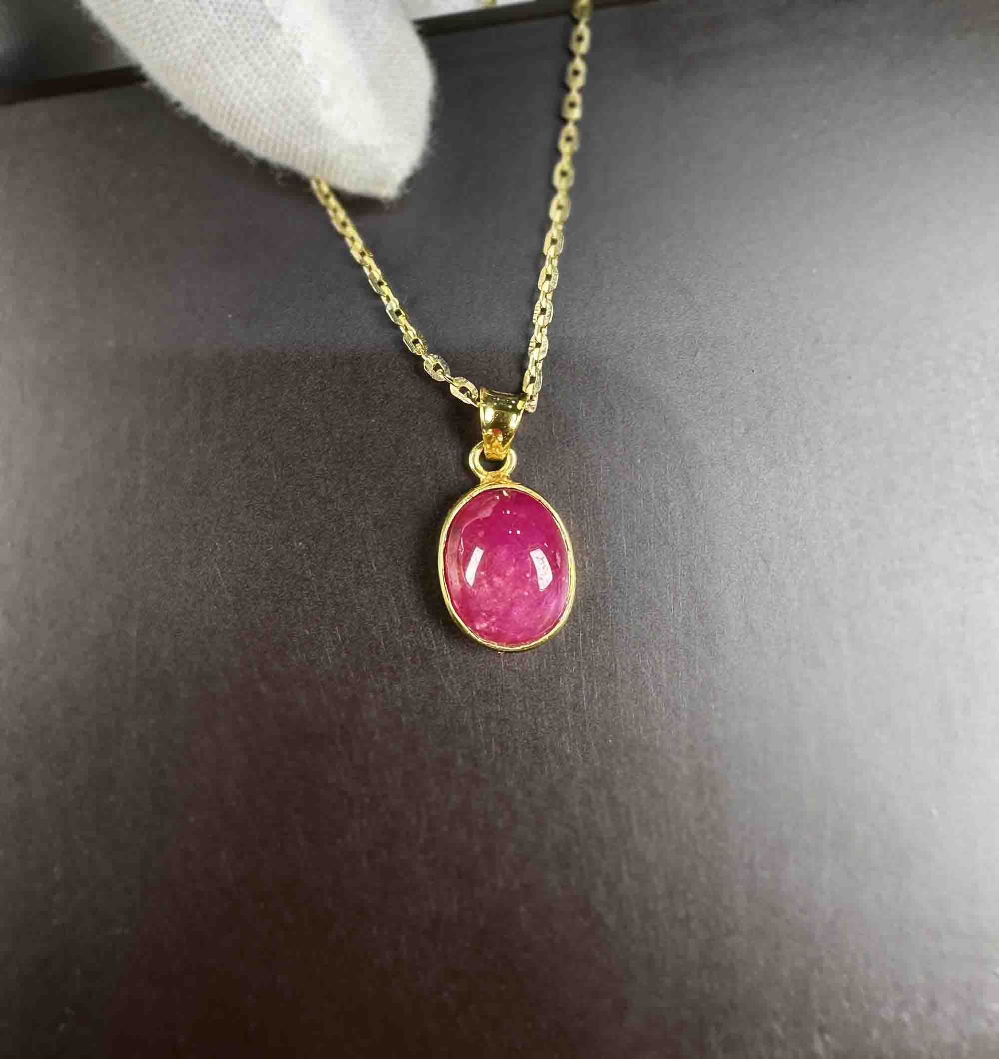 Mặt Dây Chuyền Đá Ruby Tự Nhiên Yên Bái Đỏ Tươi Bọc Vàng 18k Đã Kiểm Định