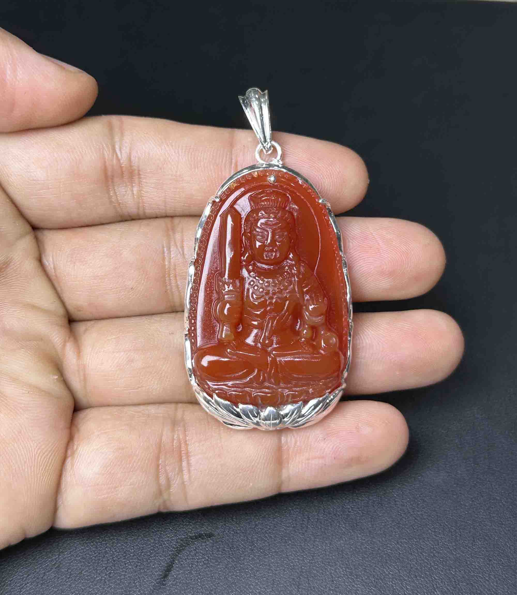 Mặt Dây Tuổi Dậu Bất Động Minh Vương  Đá Mã Não Đỏ Tự Nhiên Bọc Bạc Size Lớn