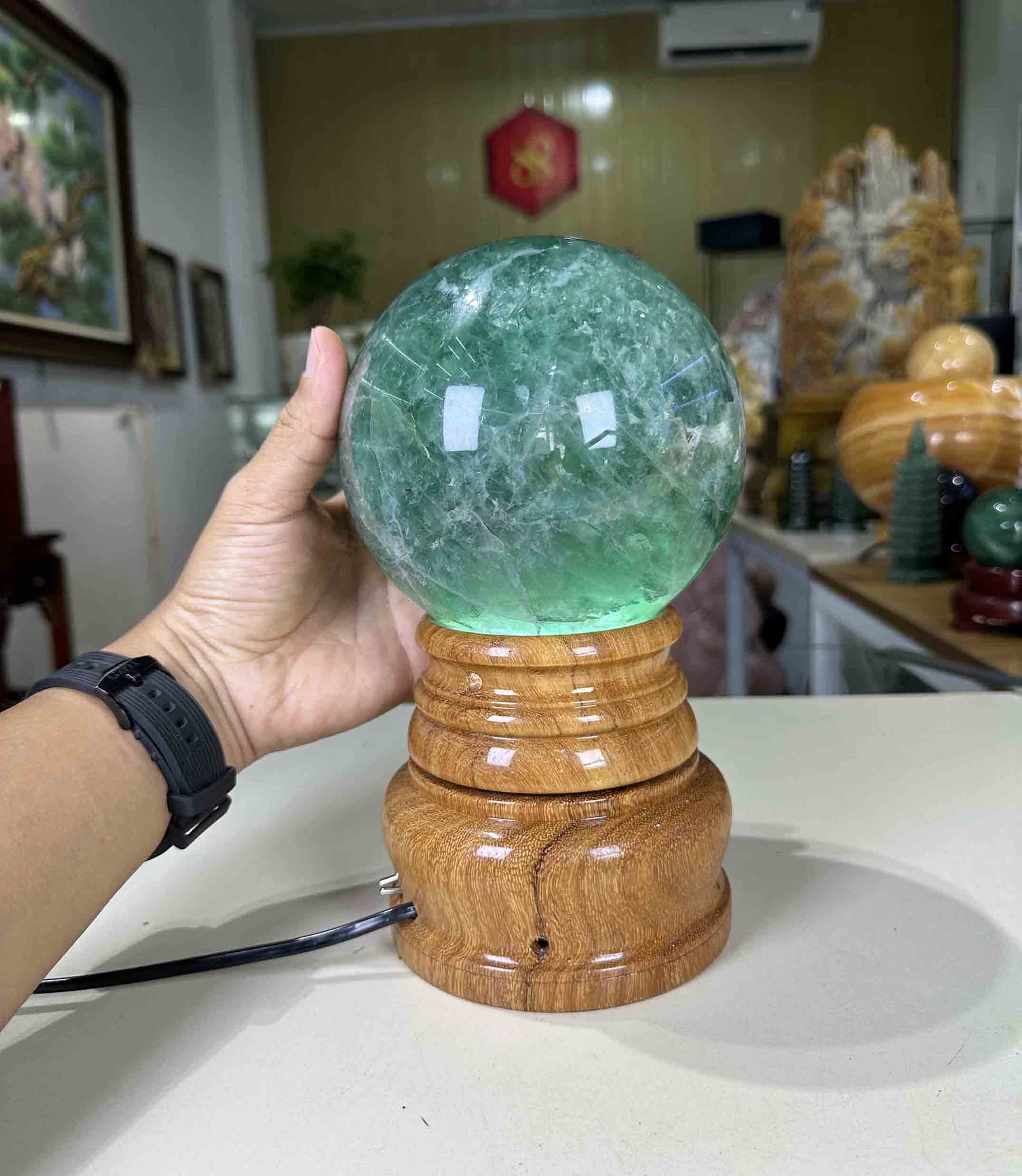 Quả Cầu Phong Thuỷ Đá Fluorite Tự Nhiên Xanh lá Loại Đẹp 4,26kg-13,6cm Tặng Kèm Đế Đèn