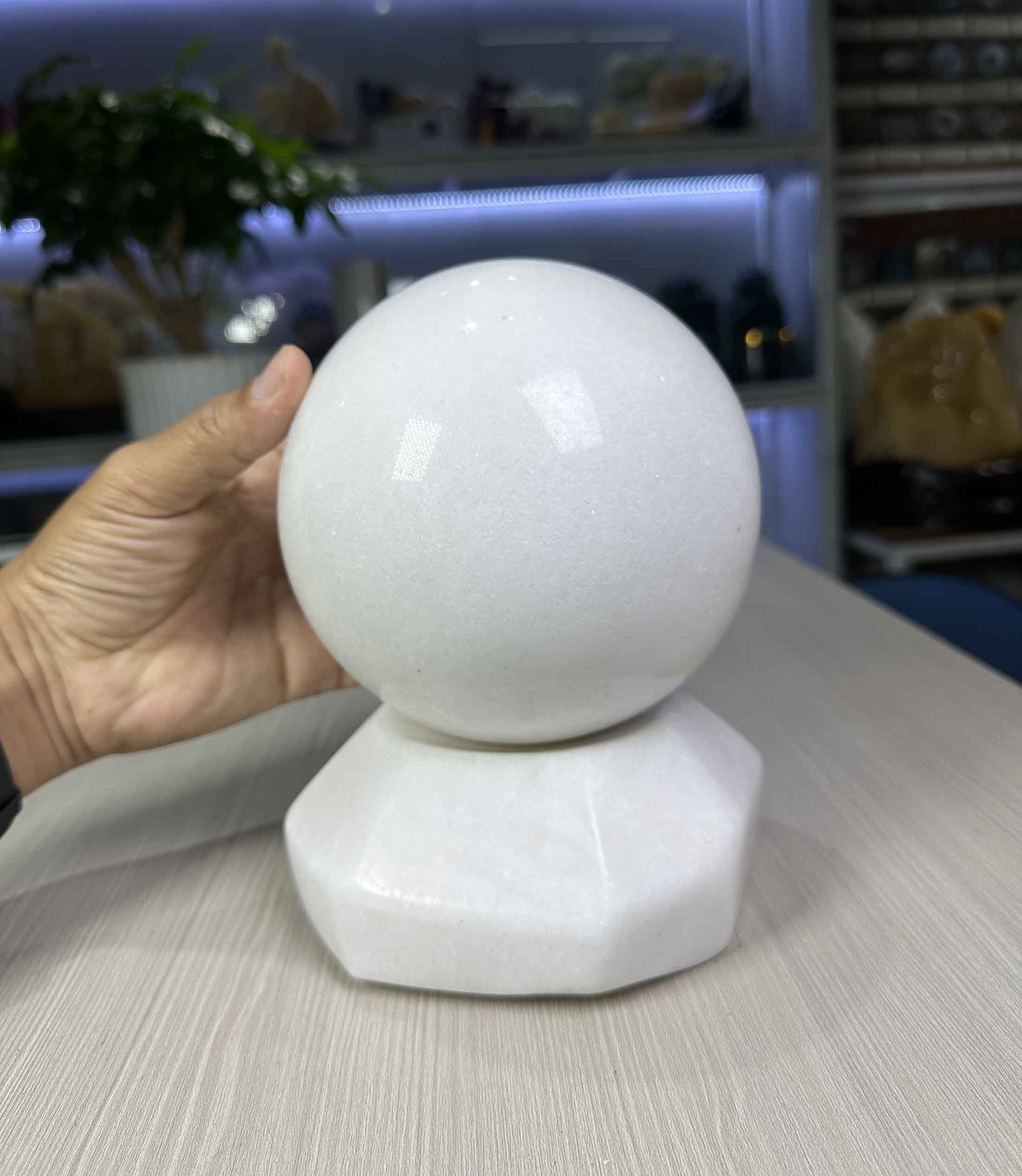 Quả Cầu Phong Thuỷ Đá Hoa Cương Trắng Tự Nhiên Yên Bái 13.8cm Mệnh Thuỷ, Mệnh Kim