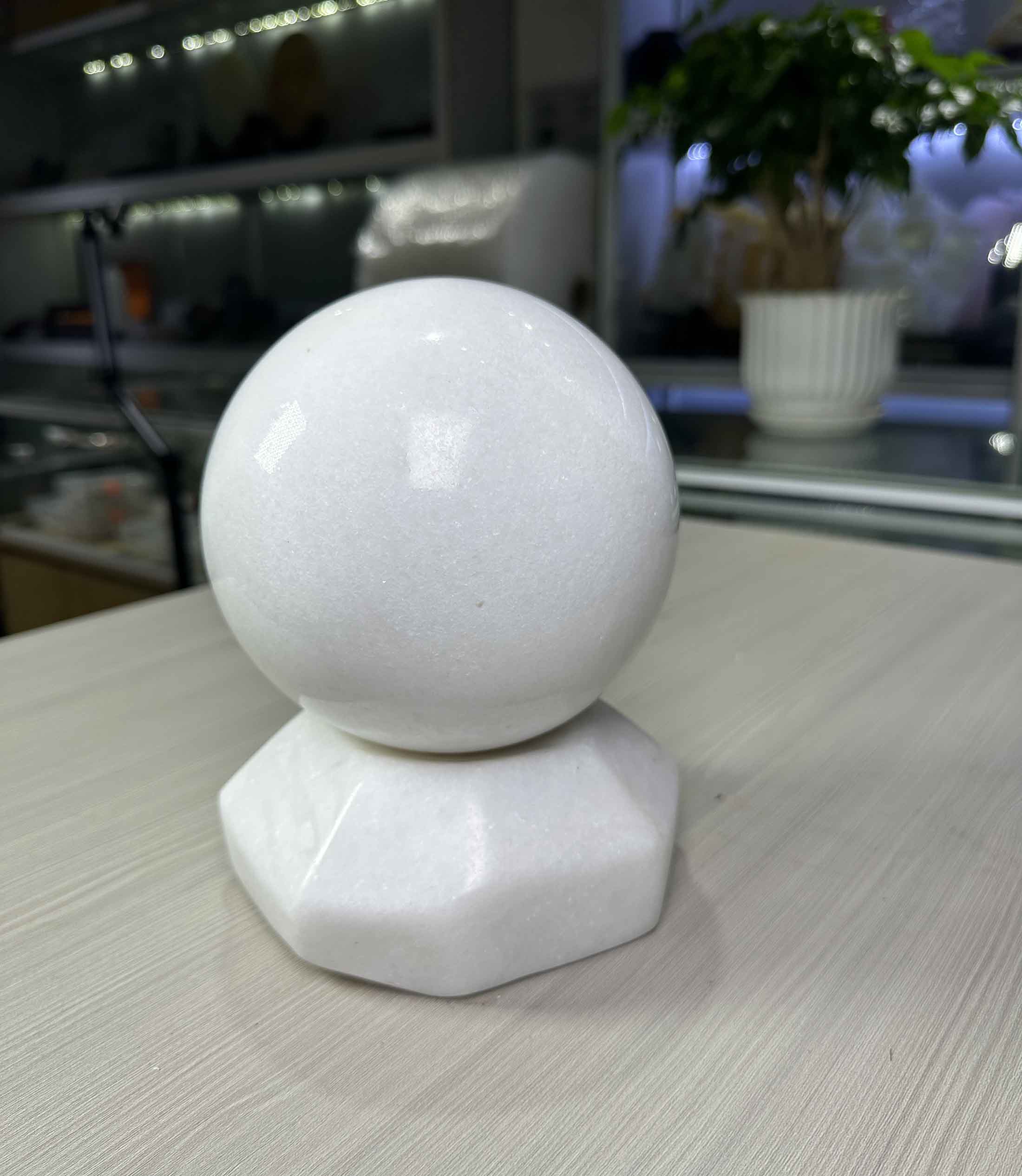 Quả Cầu Phong Thuỷ Đá Hoa Cương Trắng Tự Nhiên Yên Bái 13.8cm Mệnh Thuỷ, Mệnh Kim